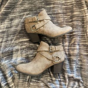 Indigo Rd Women’s Size 7.5M. Bootie Brown Leather Buckle Heeled Zip Up Shoes.